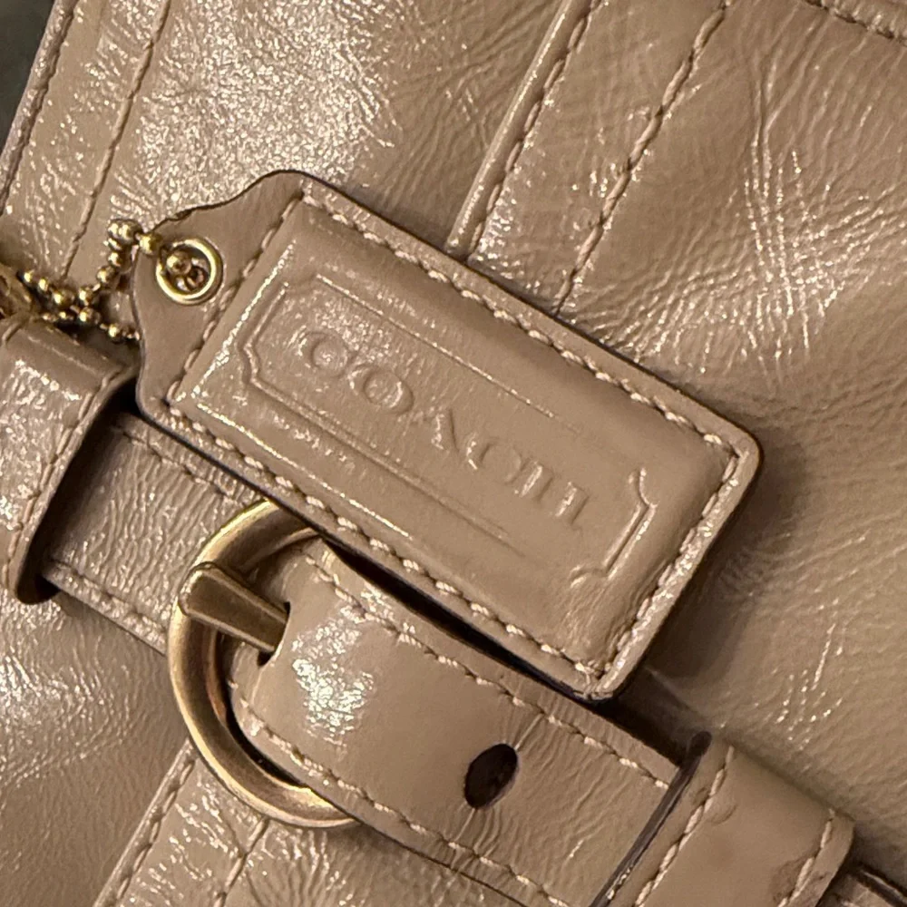 Coach Elegant Luxurious Leather Tote Bag - Picture 3 of 11